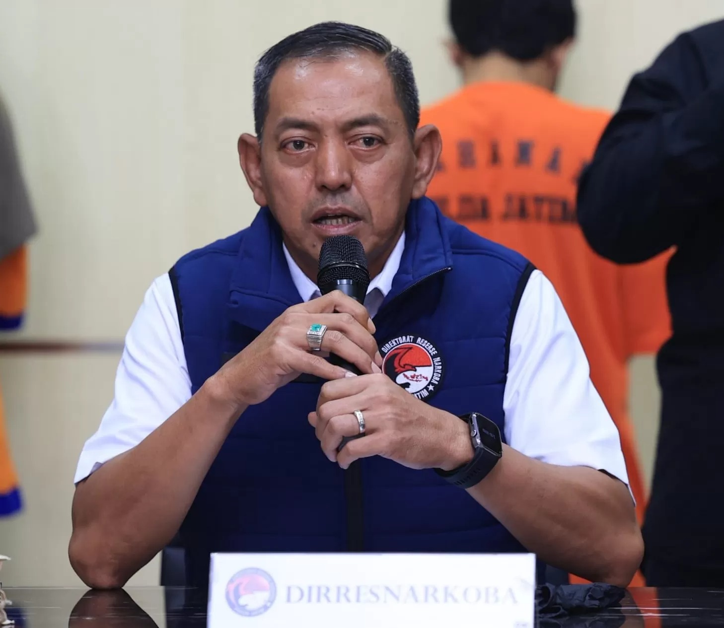 MEMBENARKAN: Dirresnarkoba Polda Jatim Kombes Pol Robert Dacosta membenarkan anggota Ditresnarkoba dibacok saat tangkap pengedar di Socah, Bangkalan, Madura.