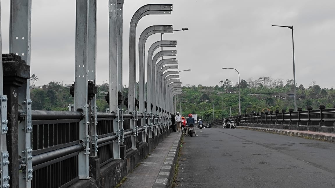 Tiang railing setinggi 4 meter yang mulai terpasang di Jembatan Tukad Bangkung, Kecamatan Petang sebagai pengaman.