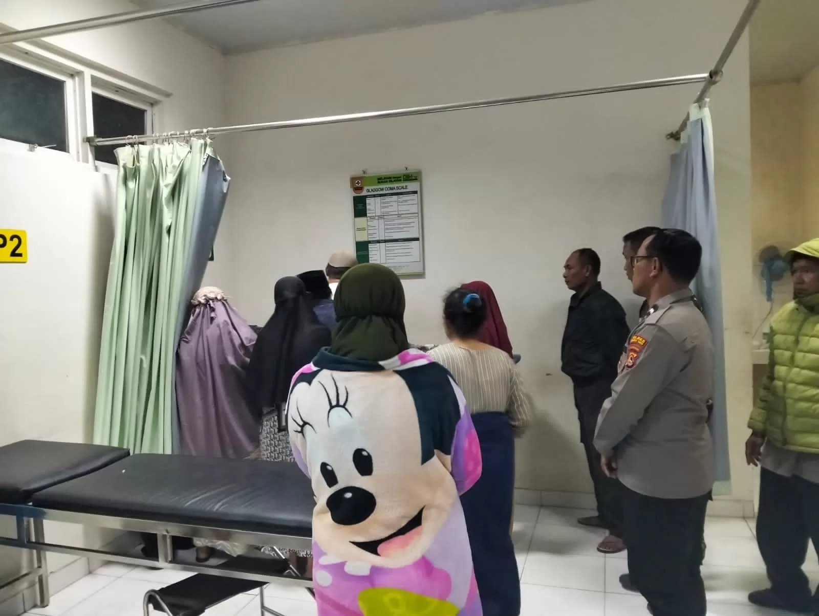 Keluarga dan Kepolisian melihat kondisi korban terjatuh di Puskesmas Sembalun.