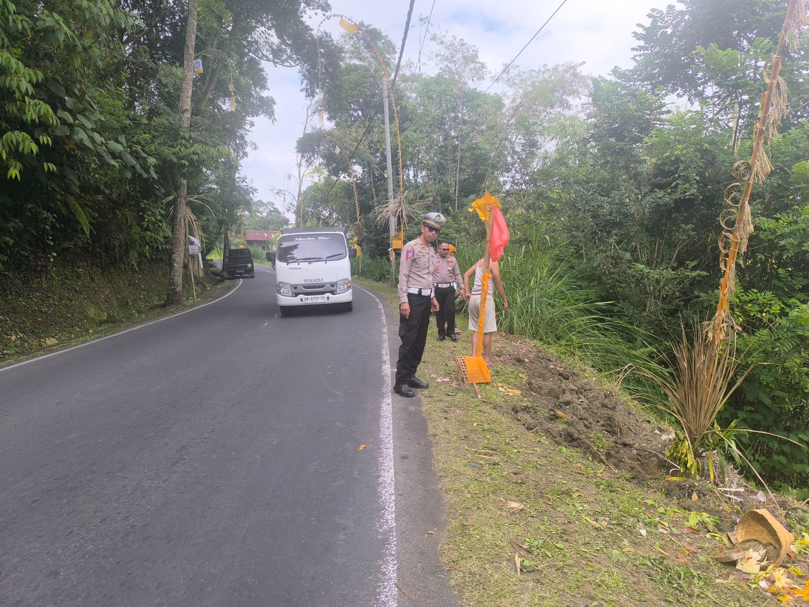 TKP: Polis melakukan olah tempat kejadian perkara truk terguling ke jurang.