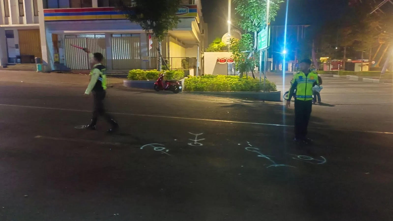 OLAH TKP : Petugas kepolisian melakukan olah TKP kecelakaan di Jalan Raya Petiken, Desa Petiken, Kecamayan Driyorejo, Gresik.