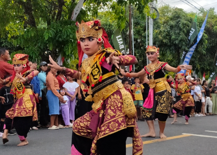 UNIK : Tari Magrumbungan dipentaskan secara masal di ruas jalan protokol Singaraja.