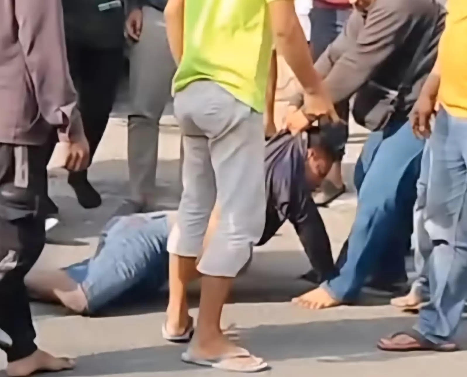 DISERET: Pencuri motor di Jalan Lontar, Surabaya, dihajar massa. Ia mengaku baru sekali beraksi.