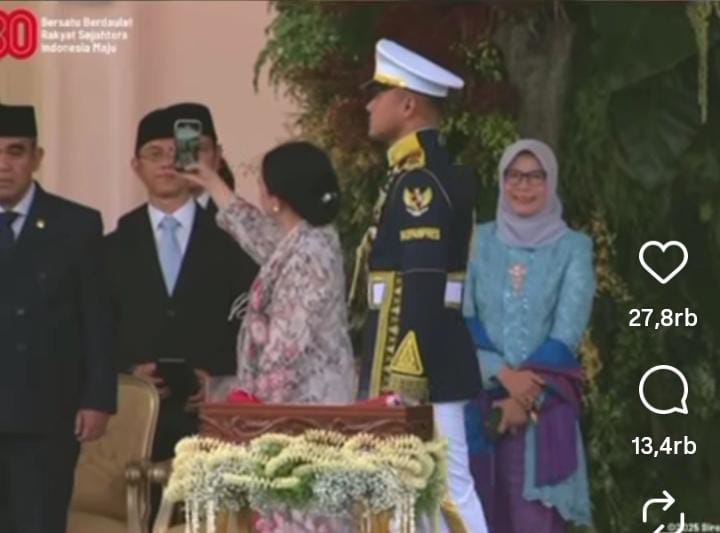 Puan Maharani merekam video selfie saar upacara penurunan bendera