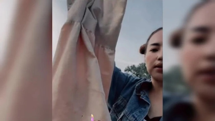 Video Mpok Alpa menunjukkan celana dalam yang ditaruh di depan rumahnya