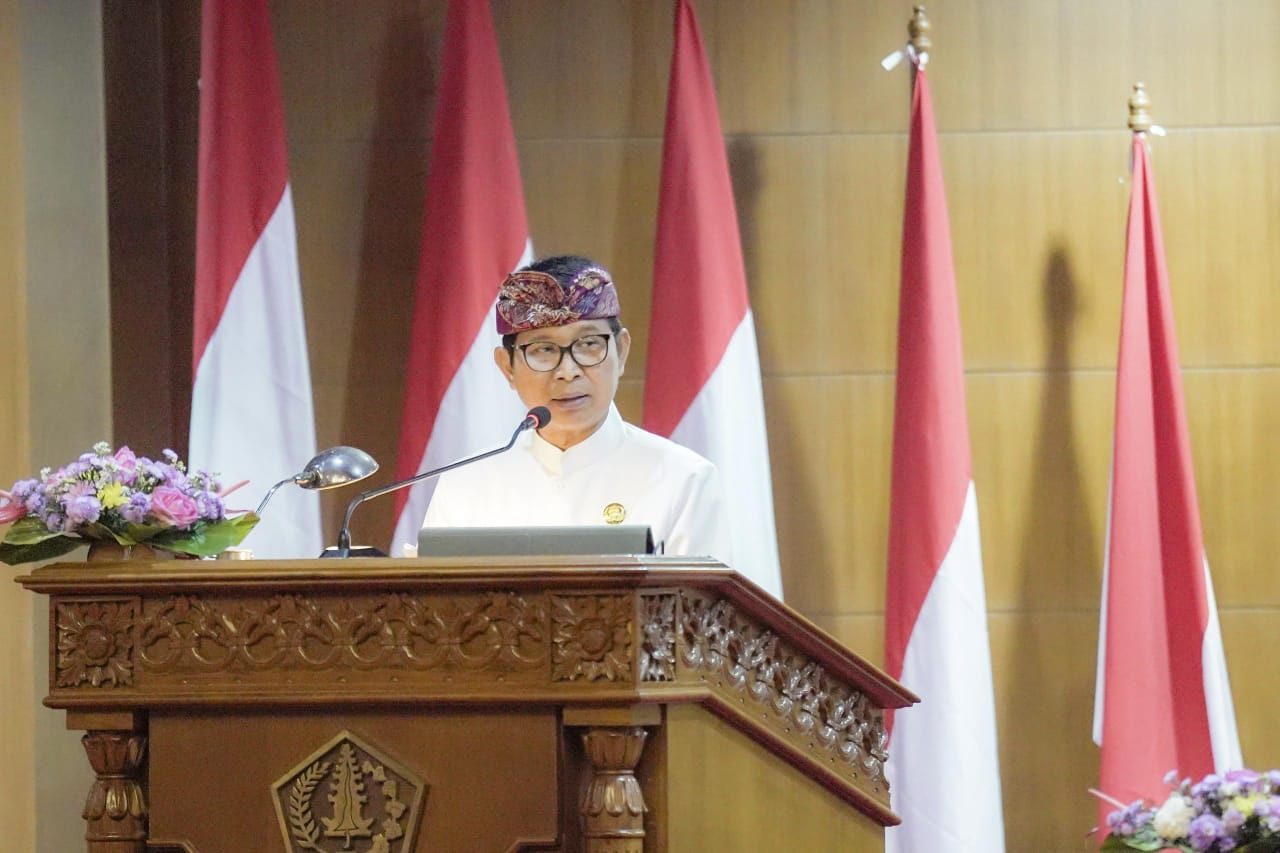 PARIPURNA: Bupati Adi Arnawa menyampaikan Jawaban Pemerintah atas PU Fraksi-Fraksi DPRD Badung pada Rapat Paripurna DPRD Badung di Ruang Sidang Utama Gosana, Kantor DPRD Badung, Kamis (14/8).