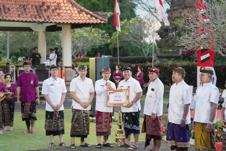 SYUKURAN: Bupati Adi Arnawa menghadiri acara syukuran HUT Kemerdekaan RI Ke-80 Tahun di Area Jaba Pura Lingga Bhuana, Puspem Badung, Minggu (17/8).