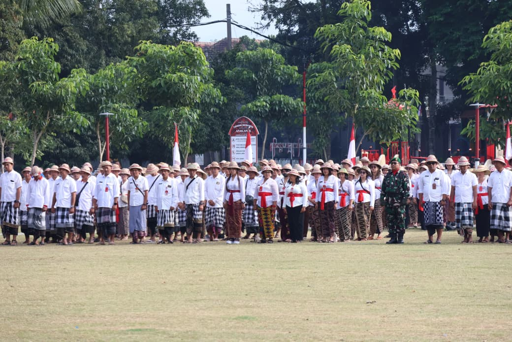 Peserta upacara peringatan hari ulang tahun (HUT) ke-80 Republik Indonesia di Kabupaten Tabanan pakai baju warna tridatu dan topi caping.