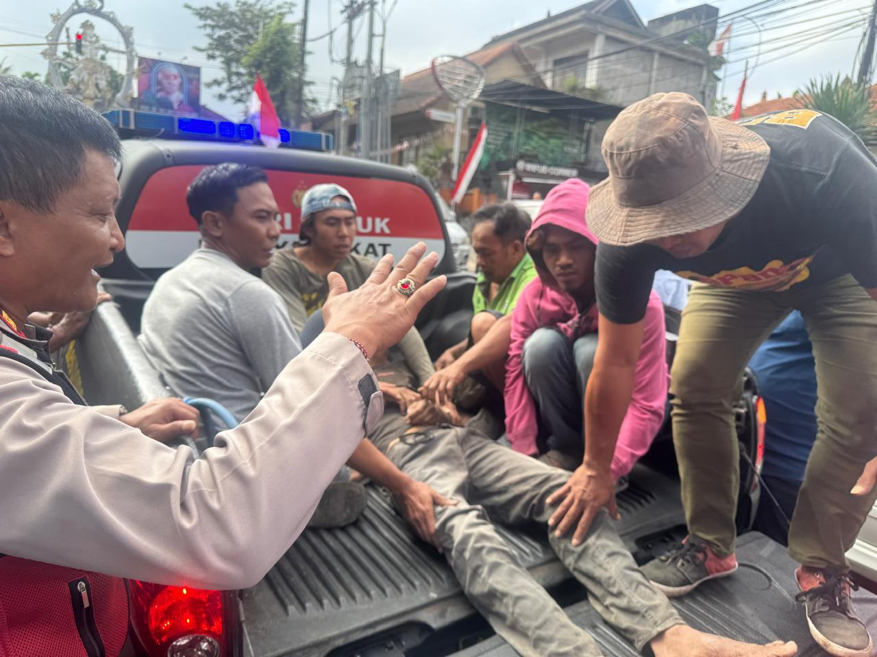 Warga di sekitar jembatan sebelah timur Bank BRI Ubud, Kecamatan Ubud, Kabupaten Gianyar, dikejutkan oleh peristiwa seorang pria yang ditemukan jatuh ke jurang pada Senin (18/8).