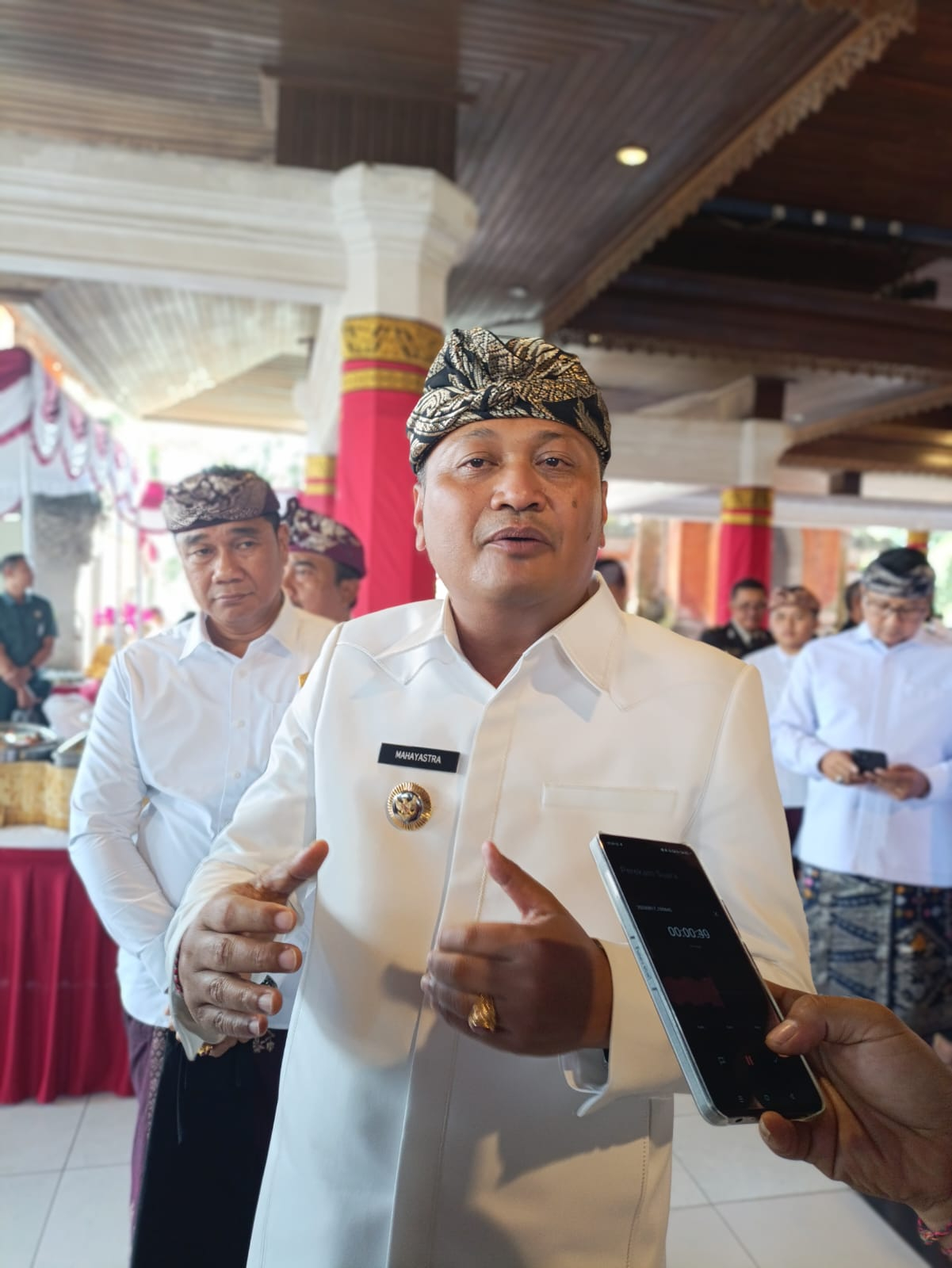 Bupati Gianyar, I Made Mahayastra, di sela-sela perayaan Hari Kemerdekaan RI di Balai Budaya Gianyar pada Minggu (17/8).