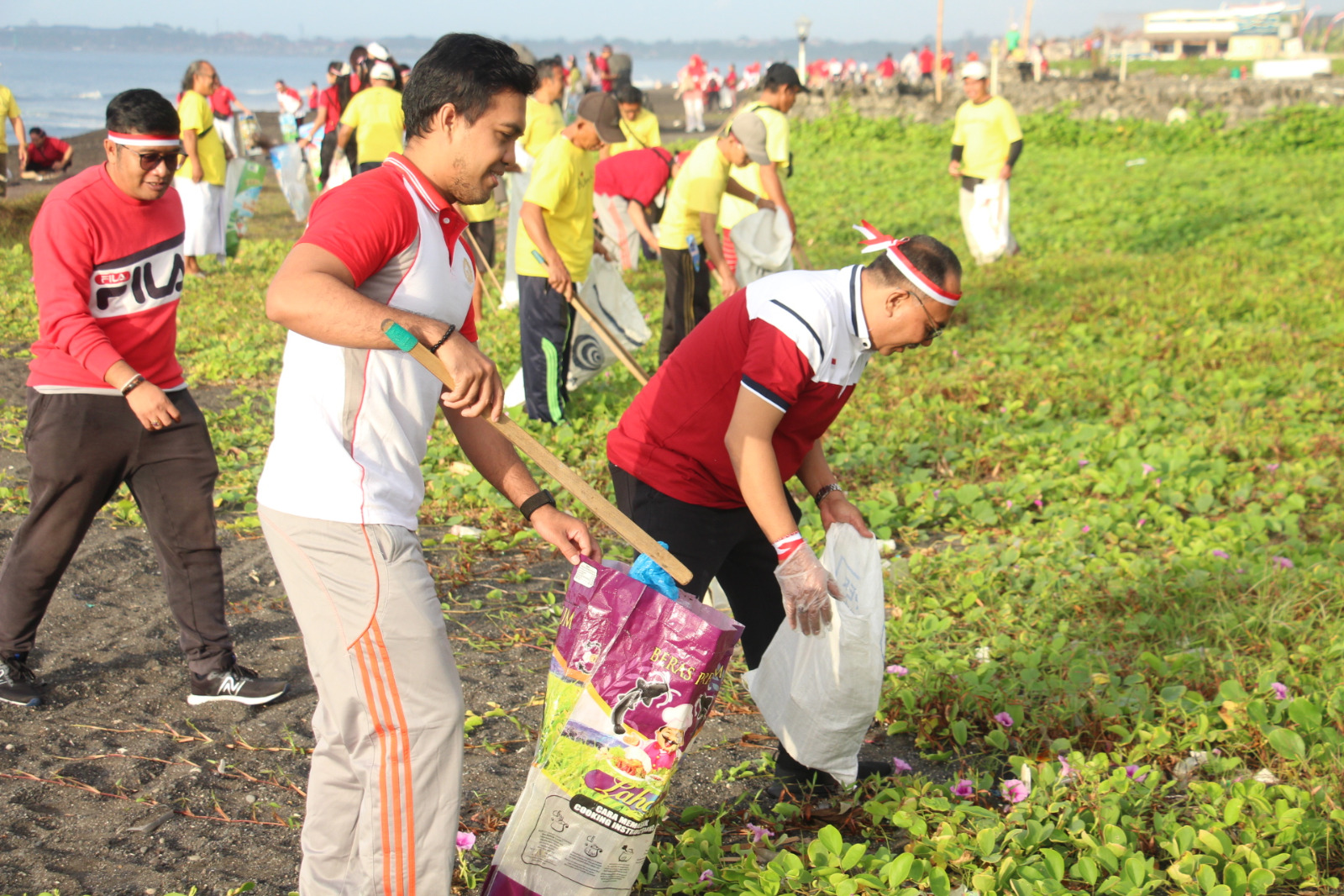 Bersih-bersih pantai serangkaian Hari Kemerdekaan di Pantai Lembeng, Desa Ketewel, Kecamatan Sukawati.