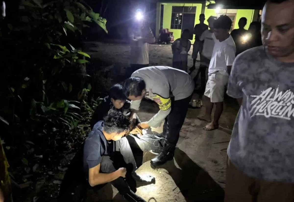 DIAMANKAN: Aparat meringkus dua pemuda yang kepergok mencuri di kawasan Jalan Tjilik Riwut km 21,5 Palangka Raya, Senin (18/8/2025).