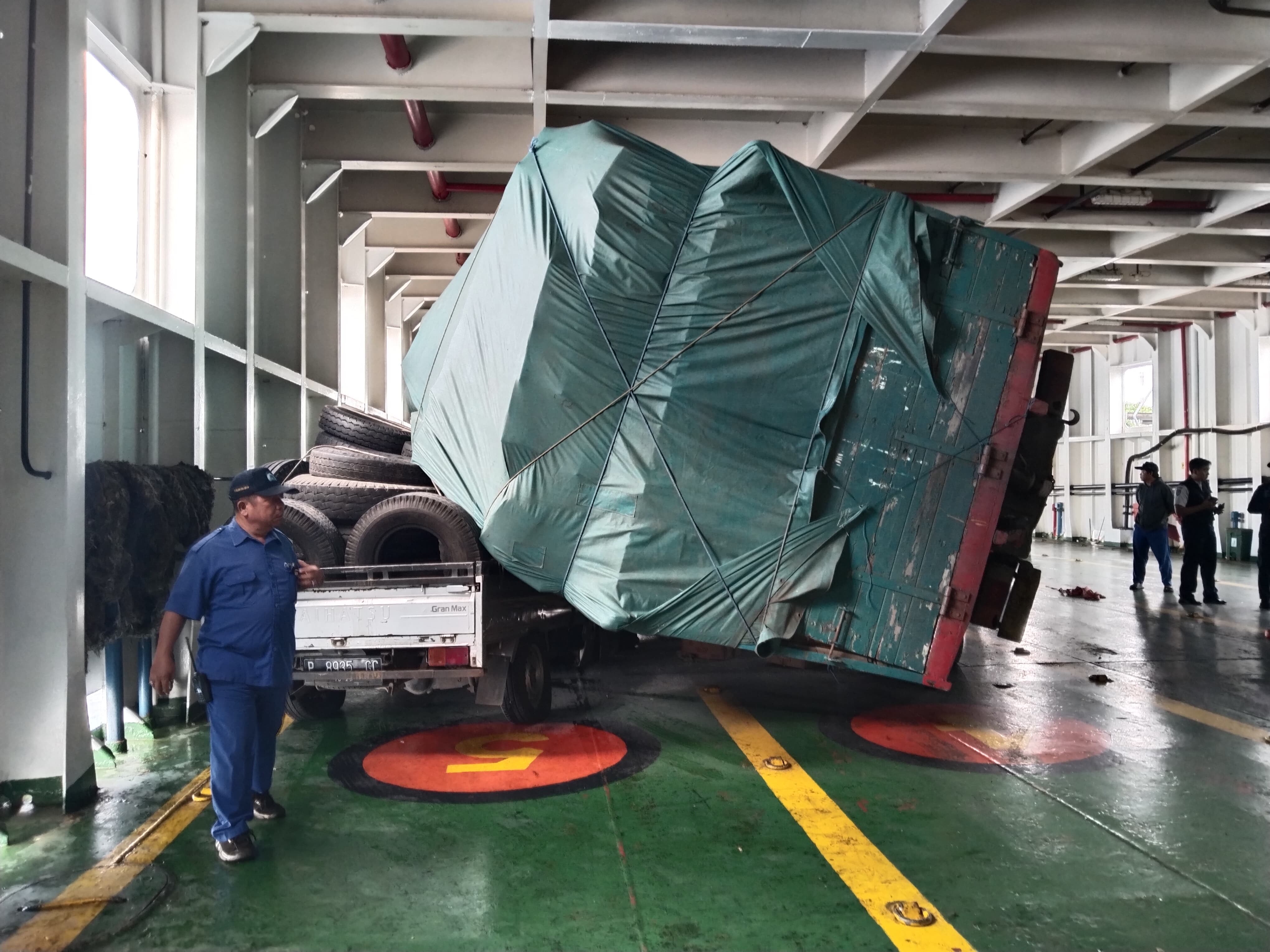 TERGULING: Truk terguling dan menimpa dua kendaraan di atas KMP Surya Ayla yang berlayar di Selat Bali, Selasa (19/8).