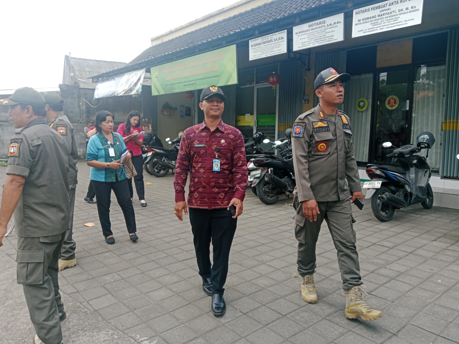 CEK LAPANGAN: Tim gabungan dari Pemerintah Kabupaten Karangasem melakukan pengecekan langsung ke lapangan, Selasa (19/8).