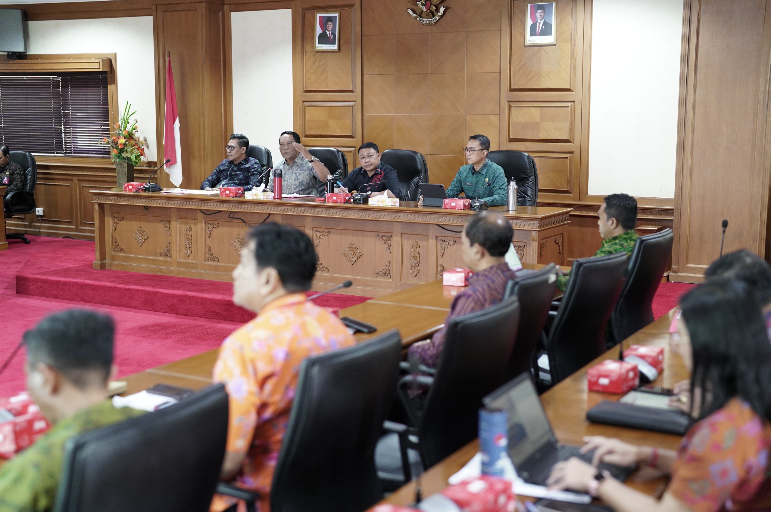 RAPAT: DPRD Badung saat menggelar rapat atas adanya kenaikan PBB-P2, Selasa (19/8).