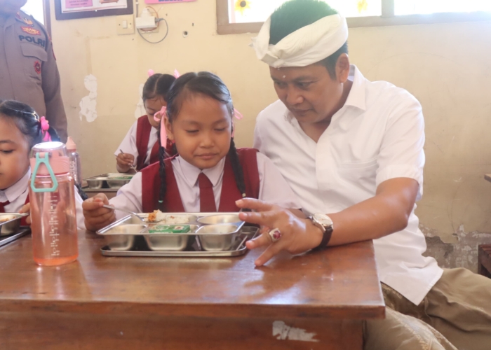 TERDEPAN : Bupati Jembrana I Made Kembang Hartawan melepas pendistribusian makanan bergizi di SPPG Polres Jembrana dan Yayasan Bali Merta Yoga, Selasa (19/8).
