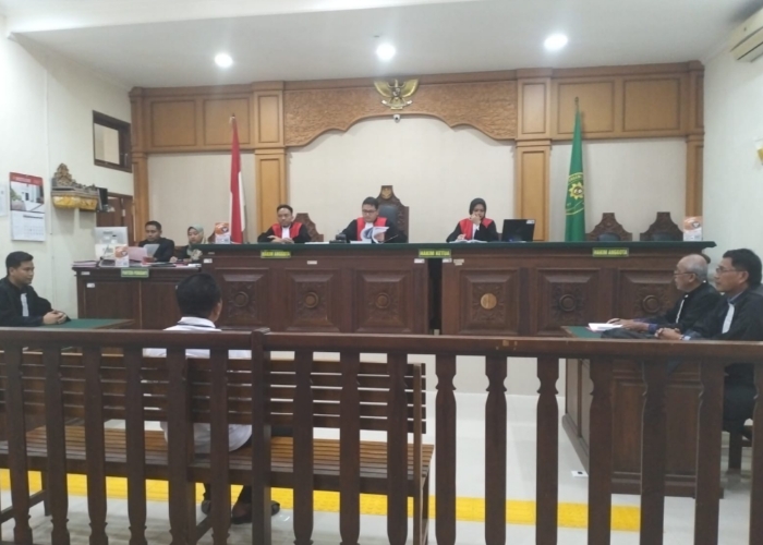 LANJUTAN : Sidang lanjutan kasus dugaan pencemaran nama baik pengusaha SPBU di Jembrana yang digelar Pengadilan Negeri (PN) Negara, Selasa (19/8).
