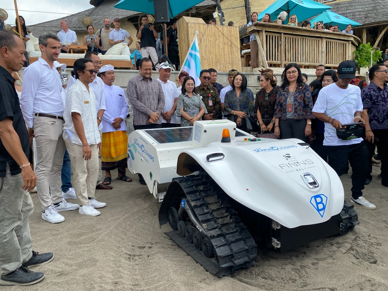 Robot BeBot milik FINNS Bali saat dicoba pengoperasiannya di Pantai Berawa, Desa Tibubeneng, Kuta Utara, Selasa (19/8).