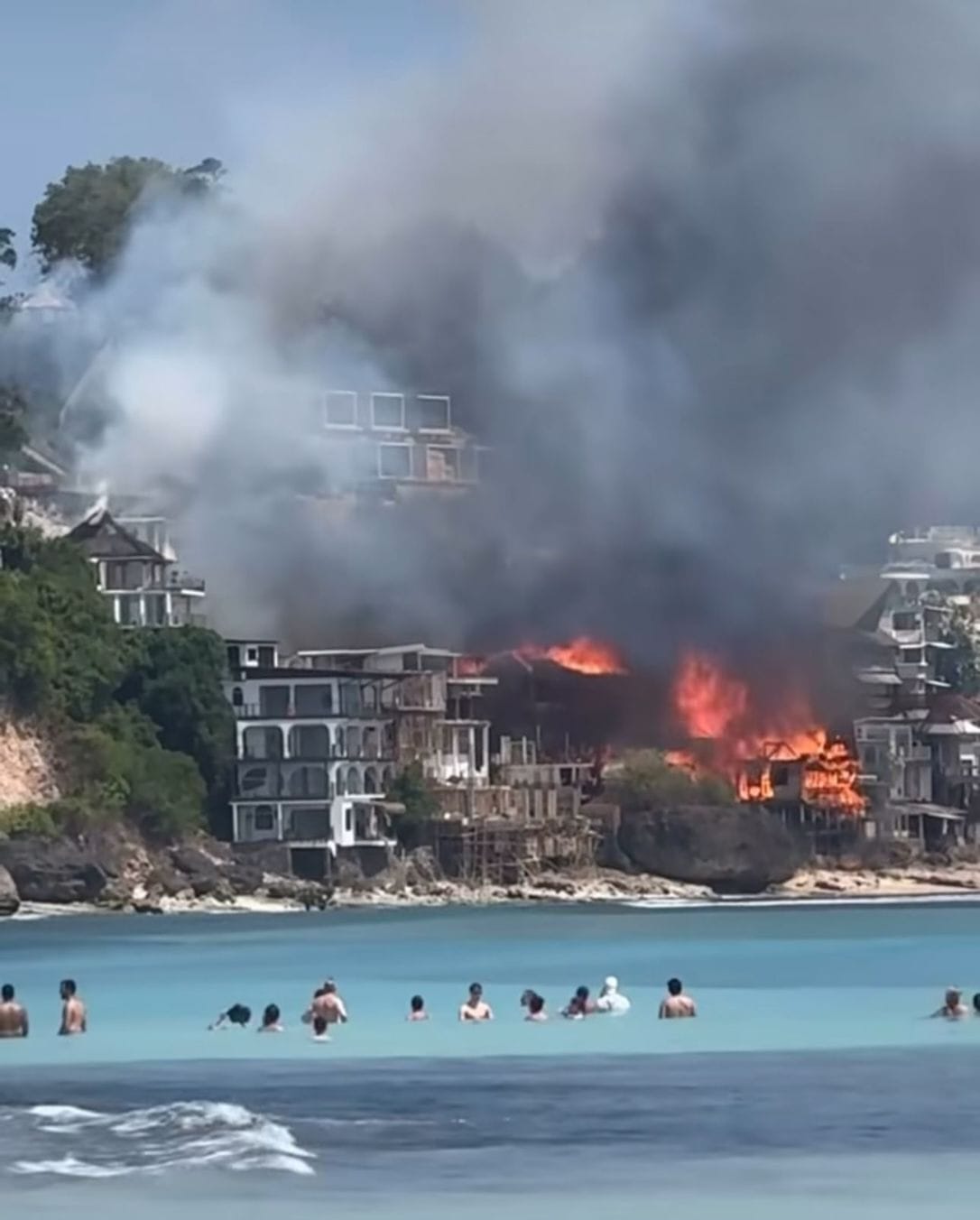 Sejumlah bangunan di Pantai Bingin, Desa Pecatu, Kuta Selatan yang terbakar Senin (18/8).