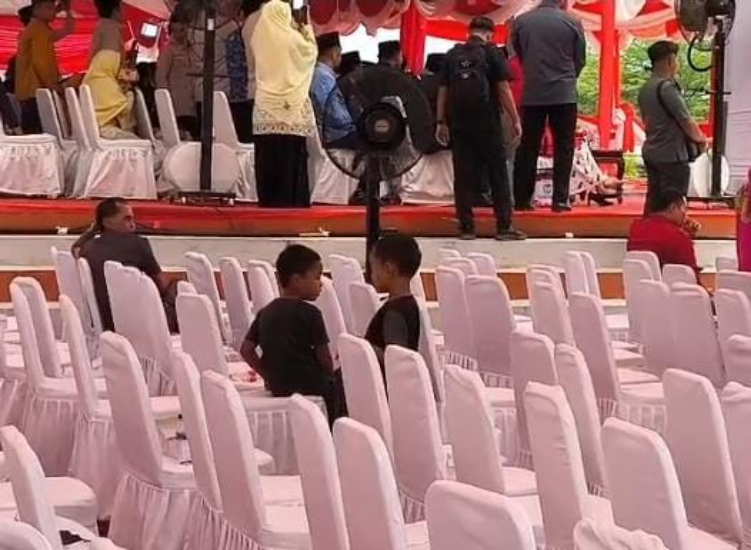 Viral dua bocah kumpulkan kue sisa saat upacara HUT RI