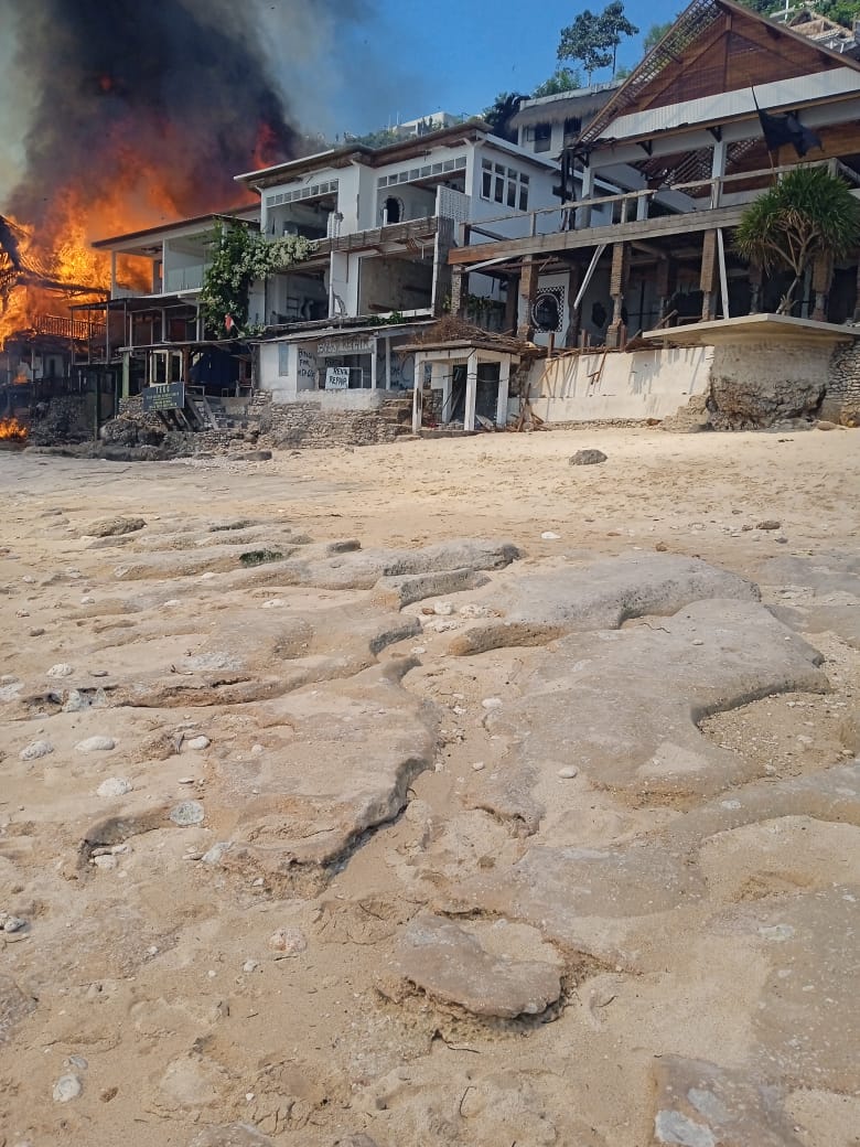 TERBAKAR: Bangunan yang hendak dibongkar di Pantai Bingin diamuk si jago merah. (Bali Express/Istimewa)