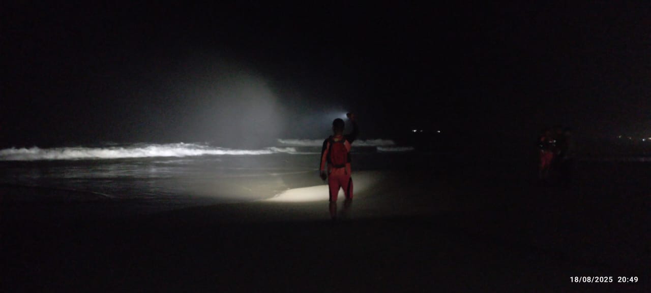 CARI: Petugas SAR menyisir bibir Pantai Berawa untuk mencari pengunjung yang hilang terseret arus. (Bali Express/Istimewa)