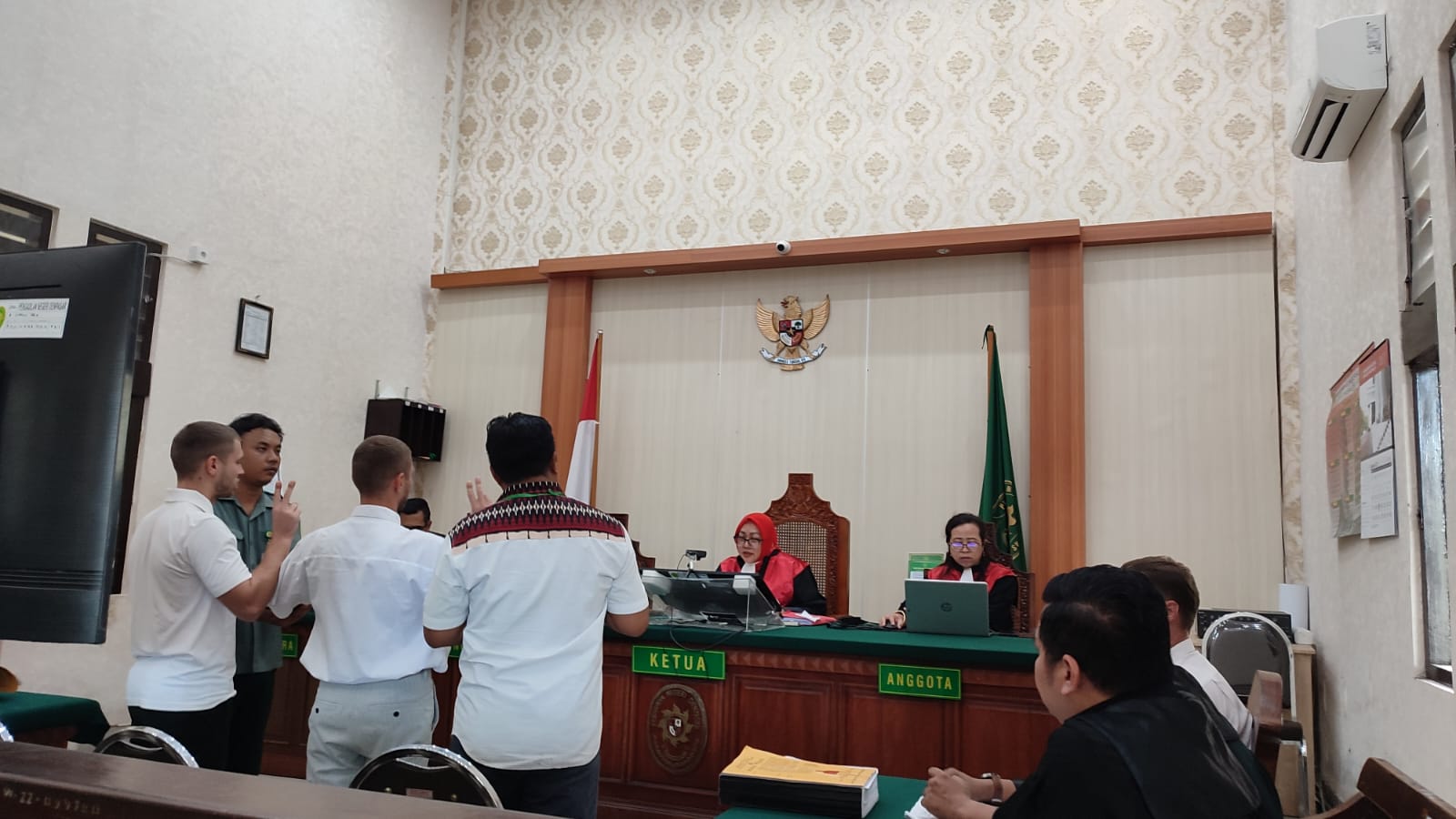 Kembar Ukraina Ivan Volovod dan Mykyta Volovod jadi saksi kasus yang menjerat Roman Nazarenko di PN Denpasar. (Bali Express/Istimewa)
