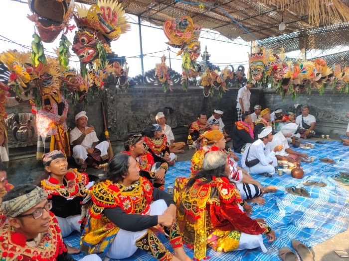 Para penari Wayang Wong Sakral di Desa Adat Tejakula, Buleleng