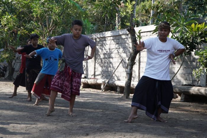 Ketut Sweta Swatara sedang mengajarkan anak-anak menari Wayang Wong
