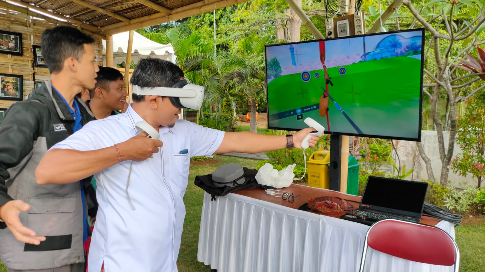 Pengunjung di Bulfest 2025 mencoba permainan dengan metode VR yang dibimbing langsung oleh Bramanda.