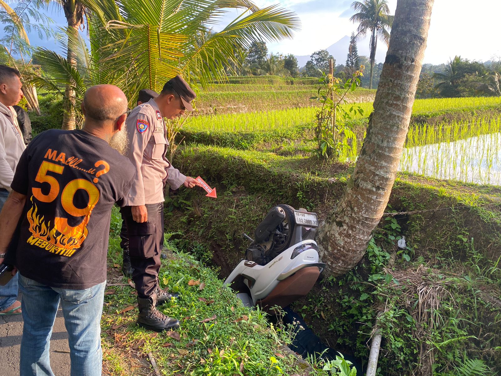 Polis olah TKP pria tertindih motor di Desa Wongaya Gede, Kecamatan Penebel, Tabanan, Senin (18/8/2025).