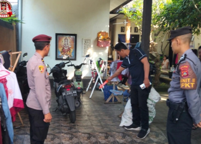 PENCURIAN : Polisi saat melakukan olah TKP.