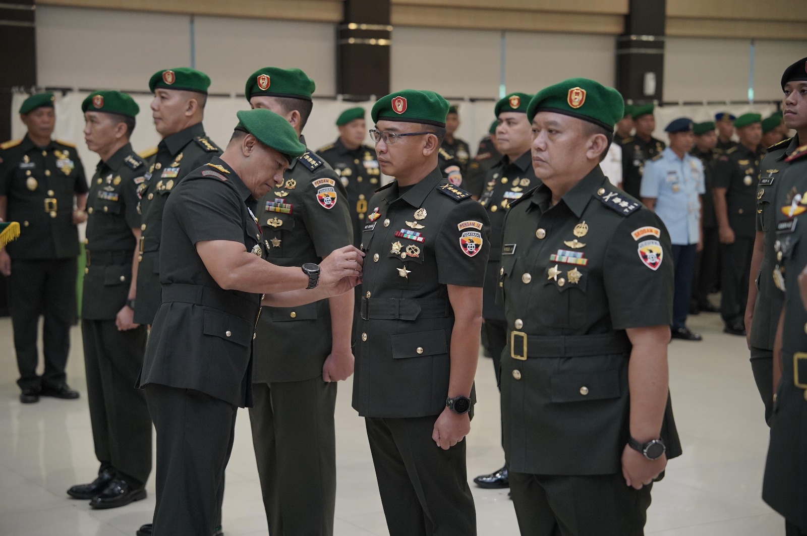 Kolonel Inf Widi Rahman (pakai kaca mata). (Bali Express/Istimewa)