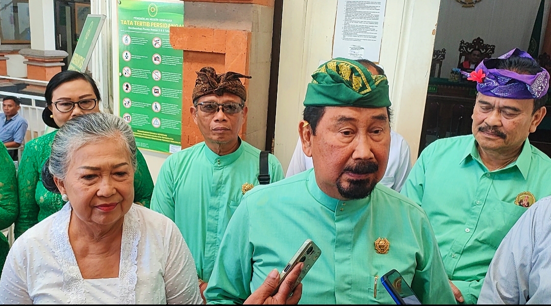 AA Gde Agung saat mengajukan perubahan nama di PN Denpasar. (Bali Express/I Gede Paramasutha)