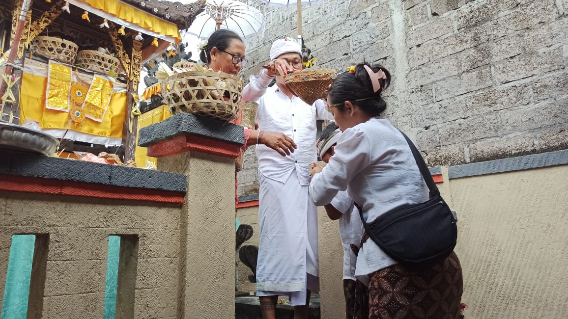 Prosesi Mebayuh Oton yang dipimpin oleh Jro Mangku