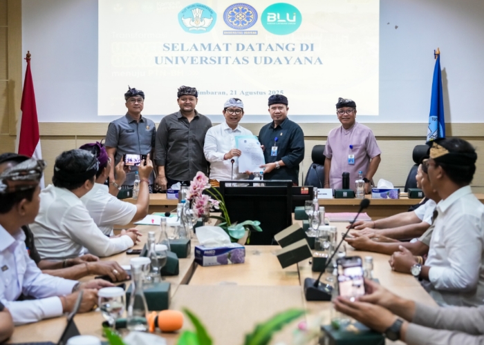 RAKOR: Bupati Wayan Adi Arnawa, bersama Wabup Bagus Alit Sucipta, melaksanakan kunjungan kerja sekaligus melaksanakan Rakor di RS Unud, Jimbaran, Kuta Selatan, Kamis (21/8).