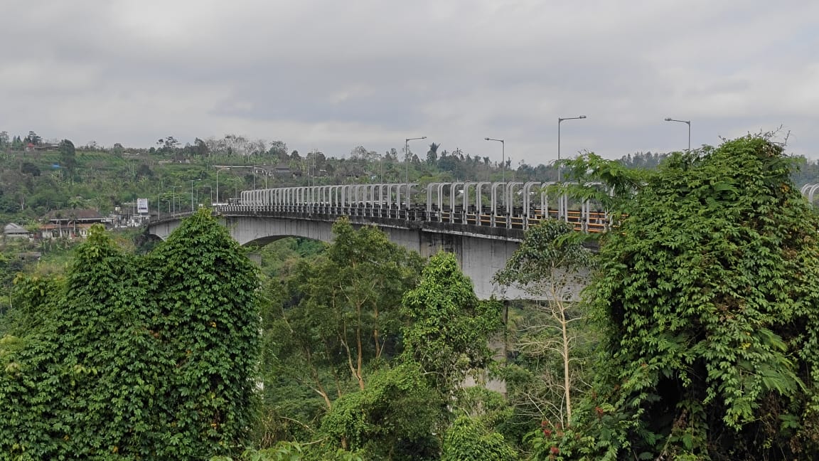Railing di Jembatan Tukad Bangkung, Kecamatan Petang untuk antisipasi aksi bunuh diri.