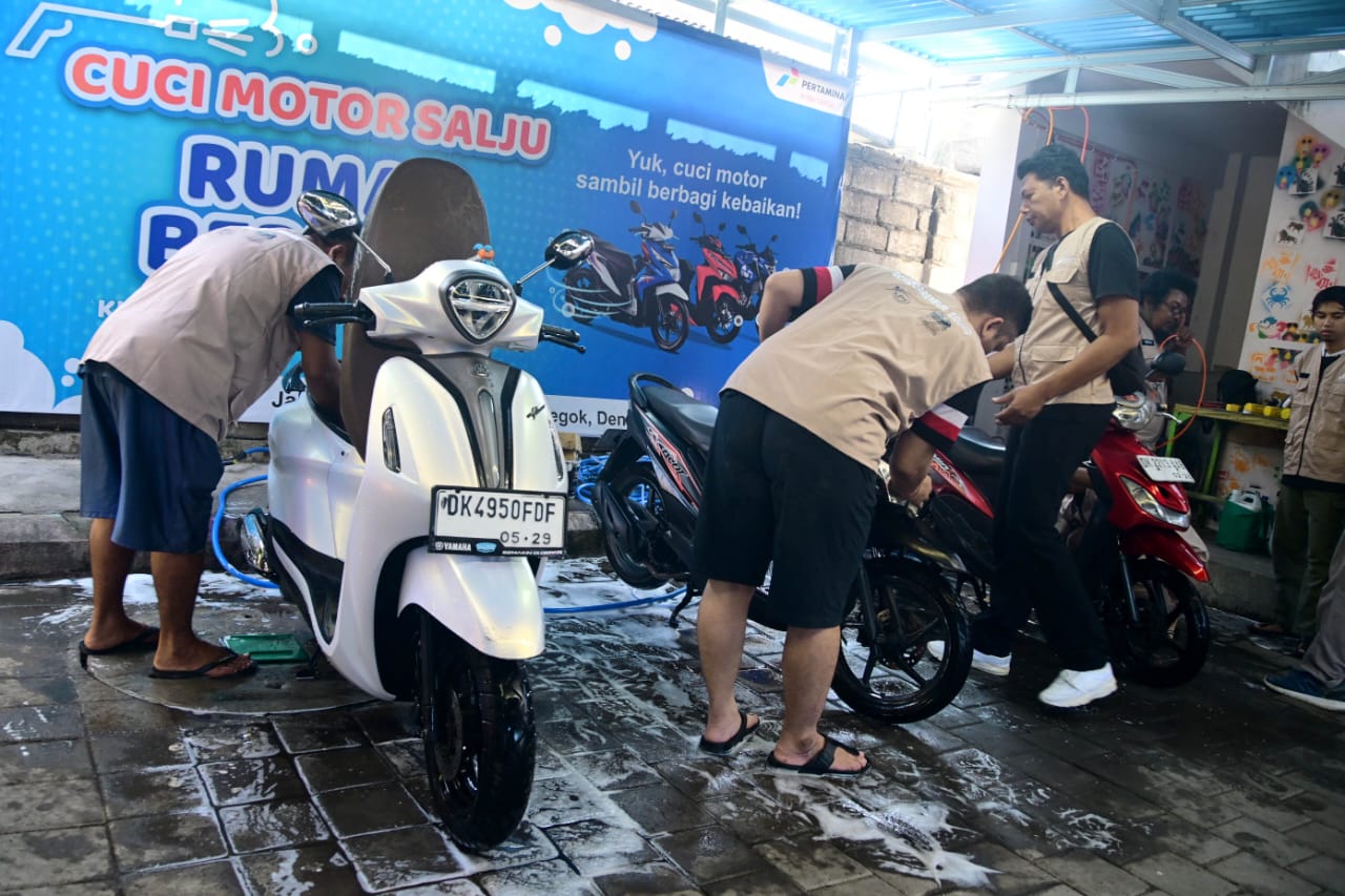 Penyandang skizofrenia di Rumah Berdaya Kota Denpasar yang dilibatkan dalam usaha cuci motor.