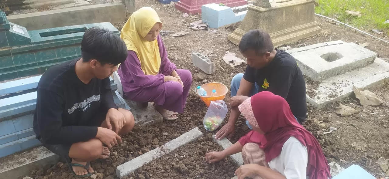 Pihak keluarga mendatangi pemakaman bayi yang meninggal di usia 2 hari.