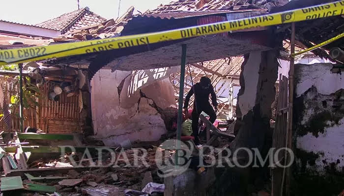 Kondisi rumah Mustofa rusak berat usai bondet miliknya meledak. Mustofa juga alami tangan putus dan luka bakar.