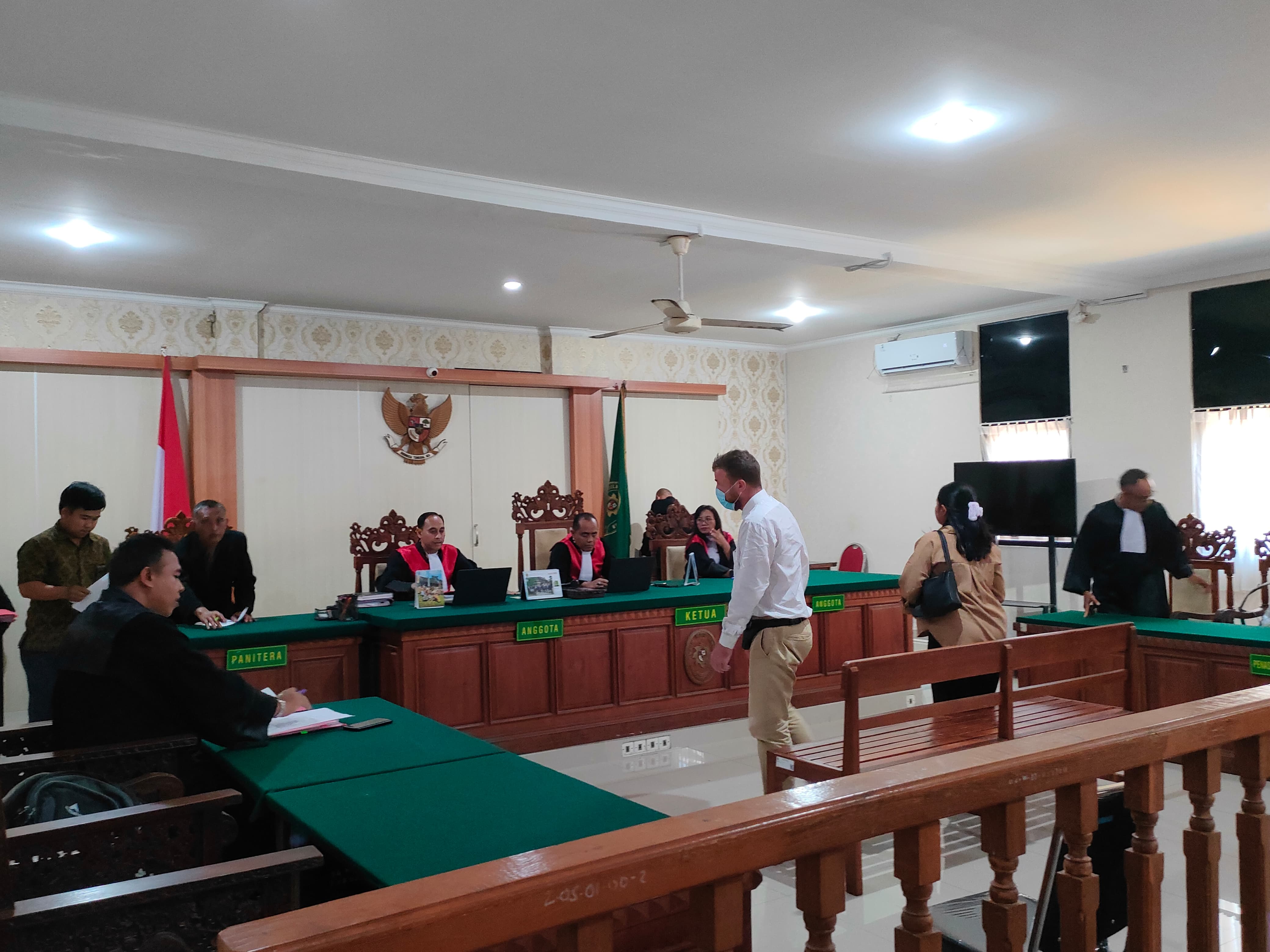Andrei Zharin saat menghadapi sidang putusan di Pengadilan Negeri Denpasar. (Bali Express/I Gede Paramasutha)