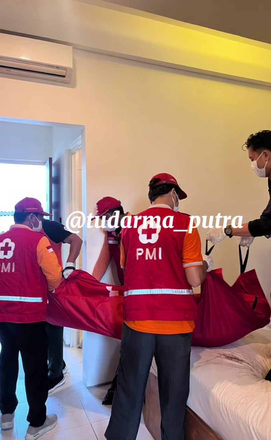 Tangkapan layar proses evakuasi jenazah korban dari dalam kamar apartemen. (Bali Express/Instagram @tudarma_putra)