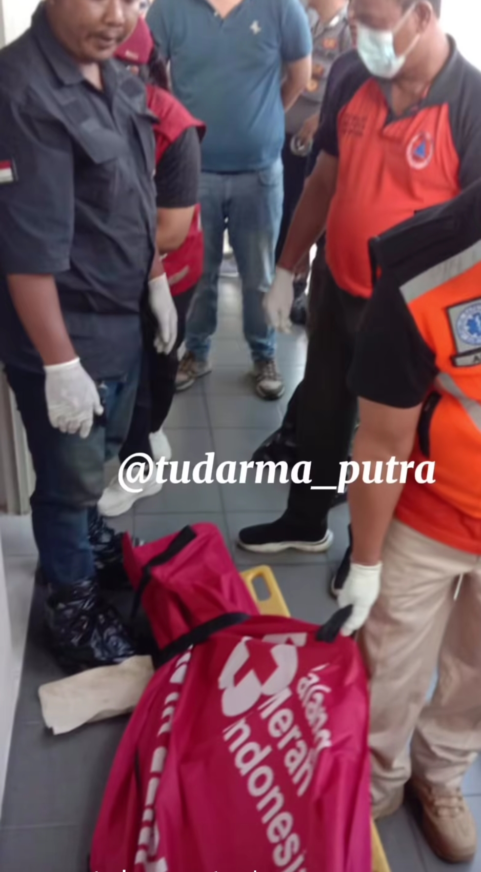 Jenazah pria yang ditemukan tewas di dalam kamar apartemen mewah di Denpasar dibawa ke RSUP Prof Dr IGNG Ngoerah. (Bali Express/Instagram @tudarma_putra)