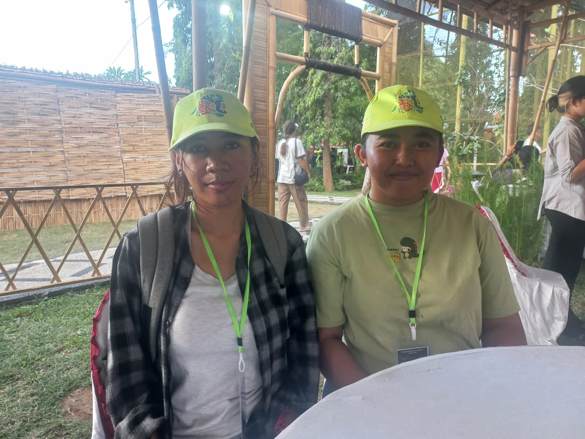 Lidya (kaos hijau) dan Ratna (baju kotak-kotak), dua relawan kebersihan yang bertugas di Buleleng Festival 2025