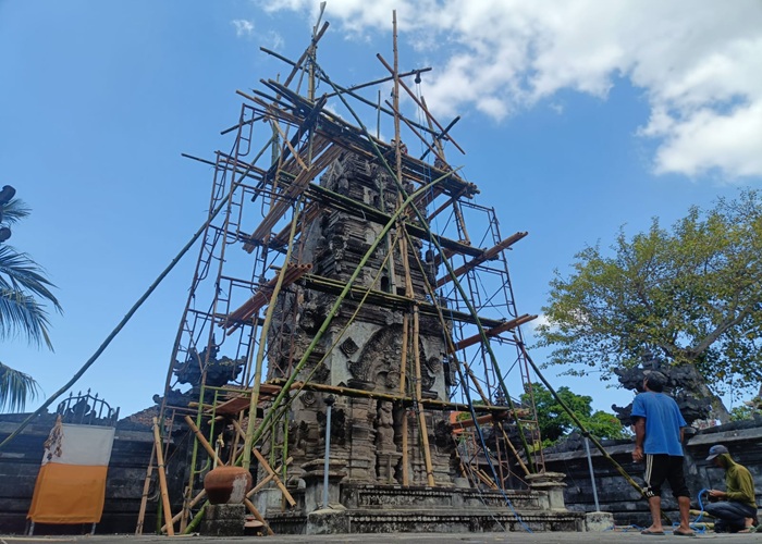 Pura Prajapati yang memiliki arsitektur khas menyerupai candi Jawa kini tengah direstorasi secara mandiri oleh Desa Adat Dalem Setra Batununggul, Kecamatan Nusa Penida, Klungkung.