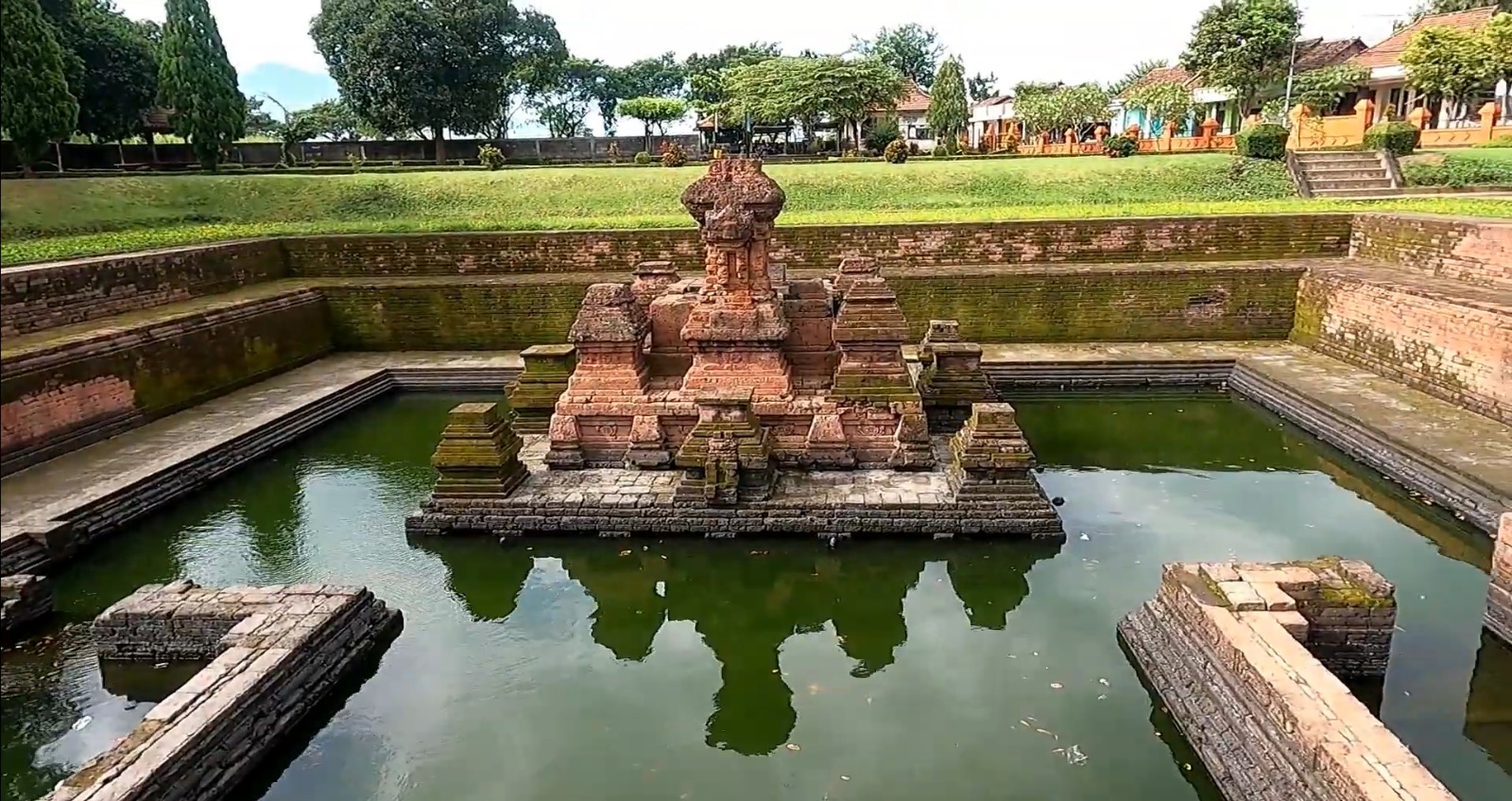 Candi Tikus yang terletak di Desa Temon, Kecamatan Trowulan, Mojokerto Jawa Timur
