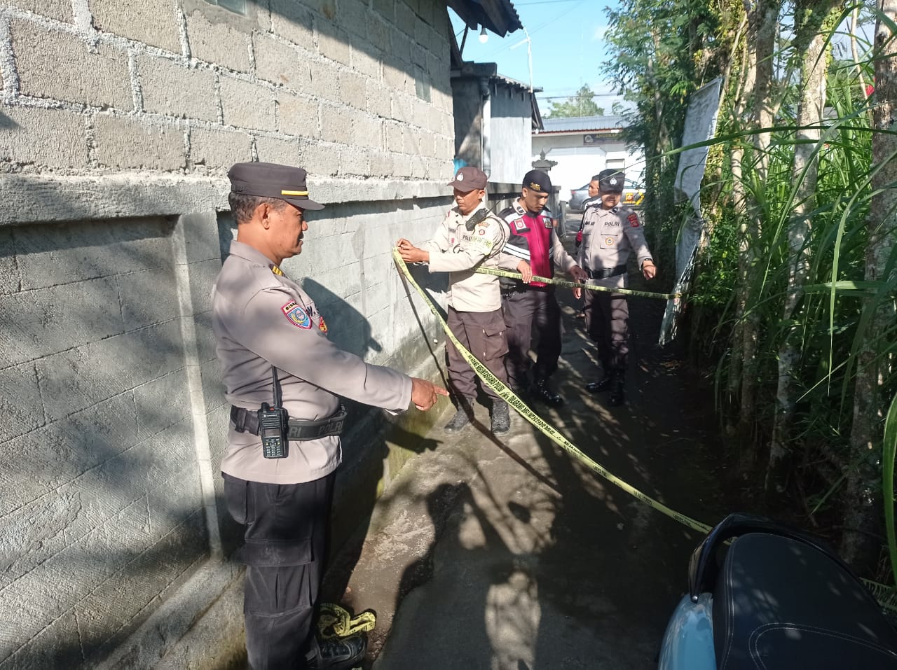 Polisi mendatangi TK pencurian motor yang terjadi di Desa Kayubihi, Kabupaten Bangli, Jumat (15/8/2025).