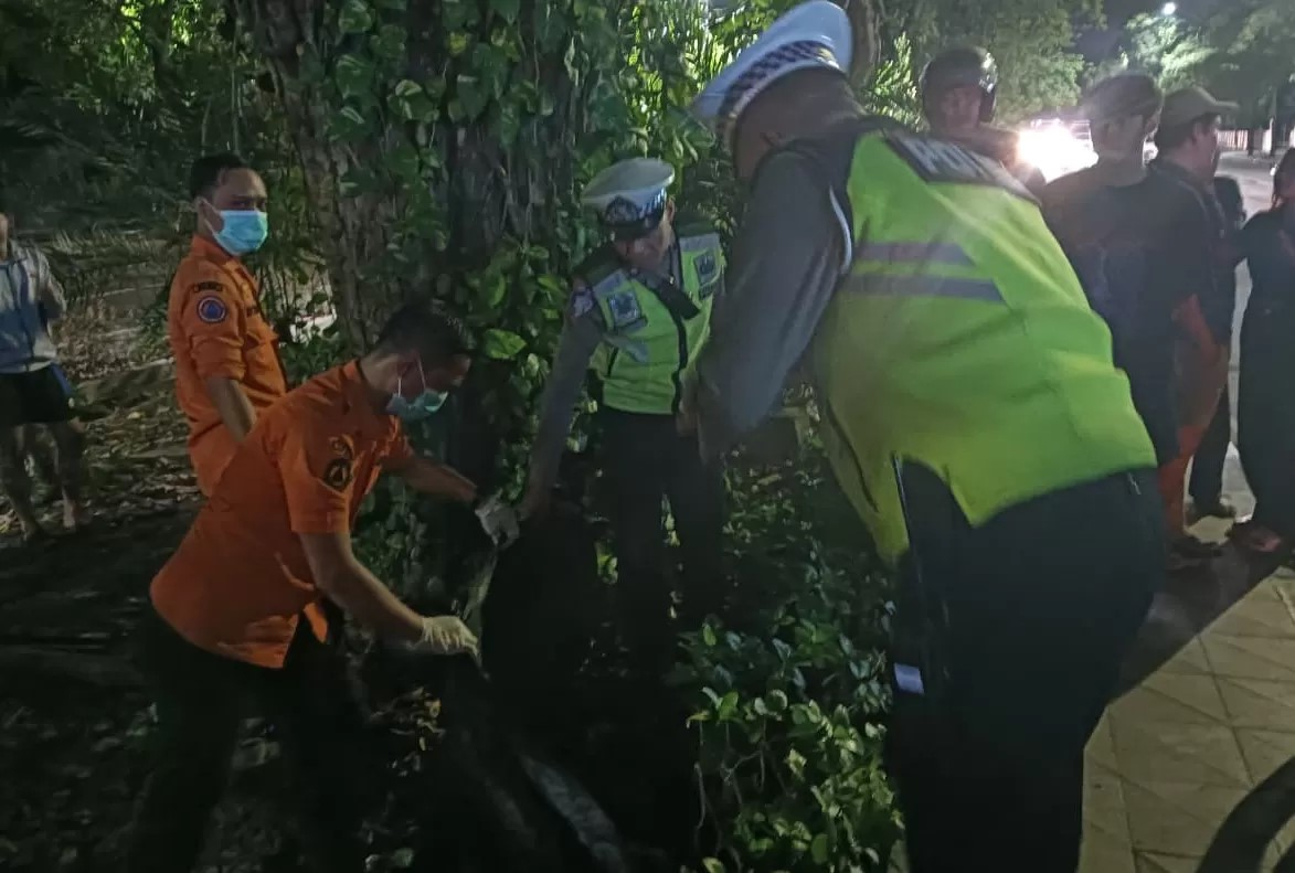 EVAKUASI: Kondisi pengendara motor Kawasaki Ninja Mr X meninggal dunia usai kecelakaan dengan motor Vespa di Jalan Diponegoro, Surabaya, Kamis malam (21/8).
