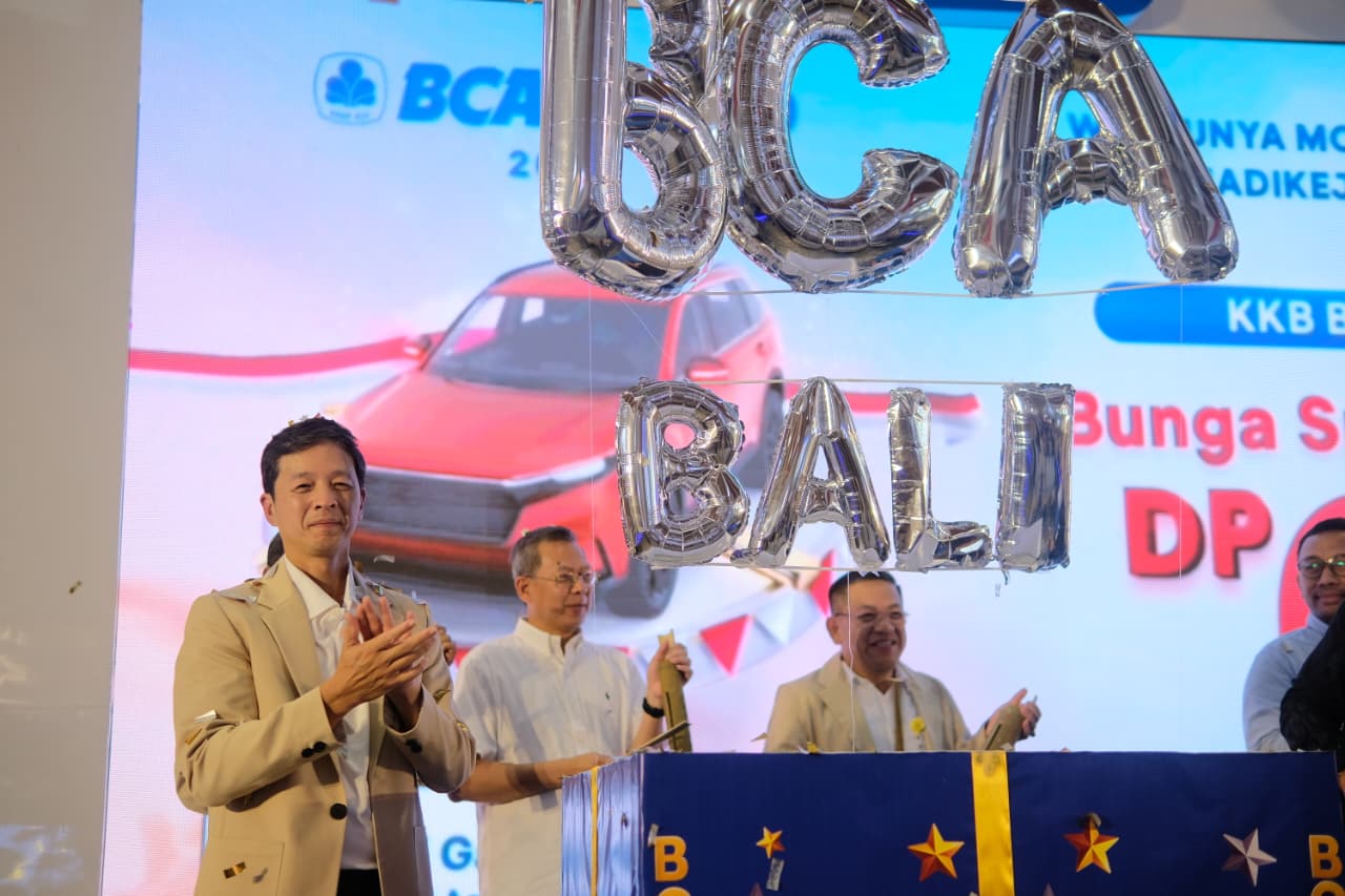 Wakil Presiden Direktur BCA, Armand Hartono (kiri) saat membuka BCA Expo Bali 2025 di di Mal Bali Galeria, Bali, Jumat (22/8).