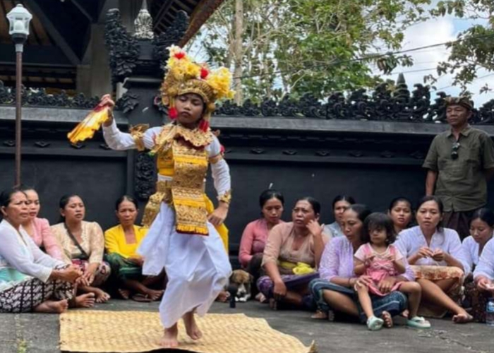 Tari Sanghyang Dedari dari Nusa Penida.
